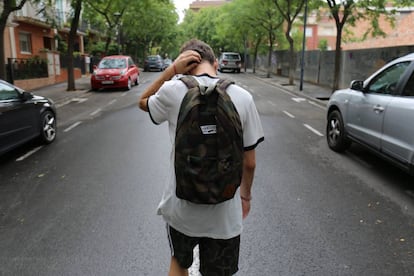 Un adolescente anda solo por la calle.