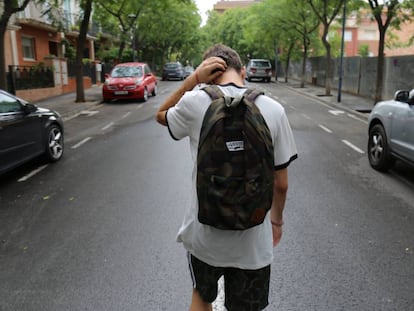 Un adolescente anda solo por la calle. 