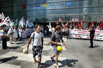 Protesta de sindicatos de la función pública, ayer, en la Ciudad de la Justicia de Valencia.