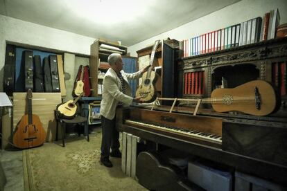 Una estancia con instrumentos, muchos de ellos los sabe tocar Peña. "Han llenado mi vida", dice de ellos.