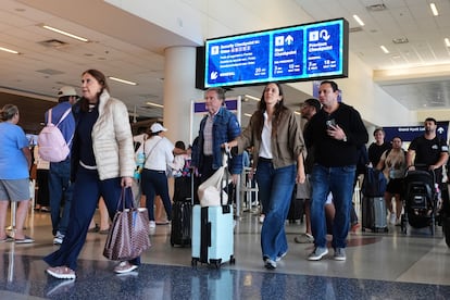 Viajeros en el Aeropuerto intenacional Fort Worth de Dallas Fort Worth, en agosto de 2025.