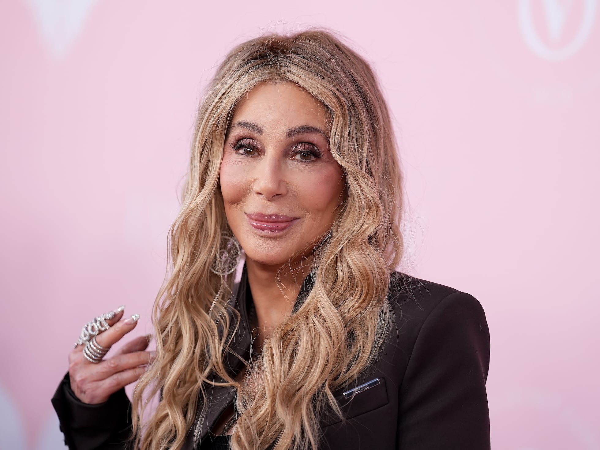 Cher publishes (but doesn't read) her memoirs: From living in an orphanage to Sonny Bono's betrayal | People | EL PAÍS English
