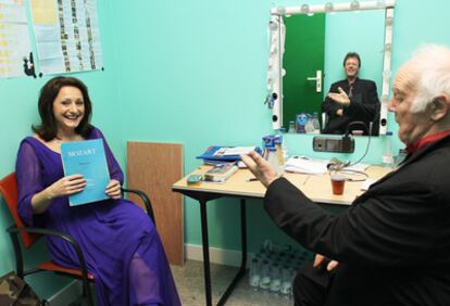 La soprano Letizia Scherrer y el director Michel Corboz, en su camerino durante la última jornada del festival Musika-Música. Reflejado en el espejo, el contrabajo Peter Harvey.