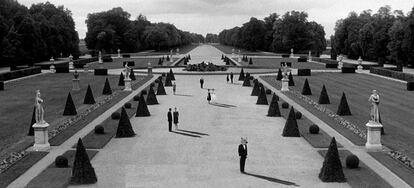 Fotograma de la película 'El año pasado en Marienbad' (Resnais, 1961), en la que la naturaleza se integra en paisajes surrealistas llenos de formas geométricas.