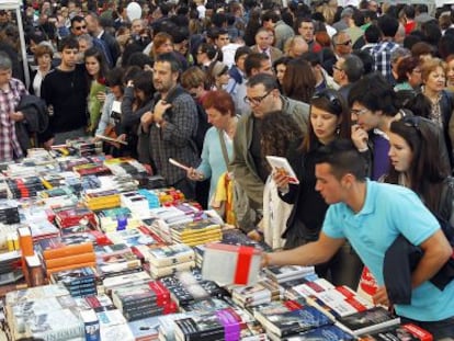 Decenas de lectores en la Rambla de Barcelona en el d&iacute;a de Sant Jordi de 2011.