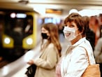 Pasajeros con mascarilla en la estación de metro de Alexanderplatz, en Berlín, este lunes.
