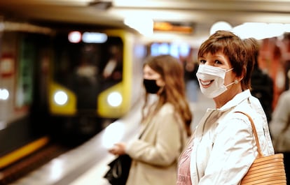 Pasajeras con mascarilla en la estación de metro de Alexanderplatz, en Berlín, este lunes.