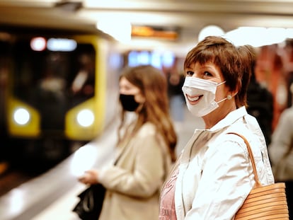Pasajeros con mascarilla en una estación de metro en Berlín.