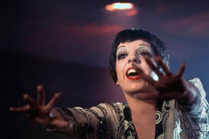 Liza Minnelli en Cabaret
La actriz se reivindicó a sí misma como más que la hija de Julie Andrews en esta película. Ayudó su pelo, con un flequillo en punta y una especie de casco alrededor. Para las más atrevidas, se puede llevar con las puntas de atrás elevadas como en el número Mein Herr.