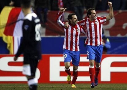 Godín (derecha) celebra con Juanfran su gol ante el Lazio.