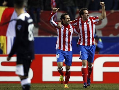 God&iacute;n (derecha) celebra con Juanfran su gol ante el Lazio.