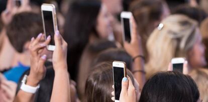 Usuarios del móvil realizan fotos con sus smartphones en un festival en Nueva York.