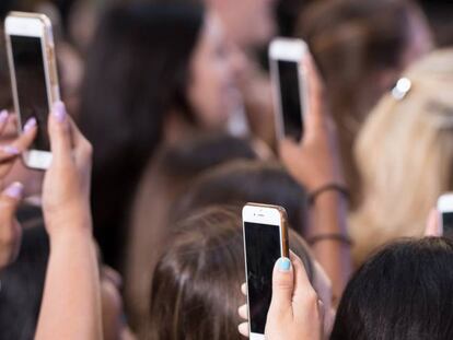 Usuarios del móvil realizan fotos con sus smartphones en un festival en Nueva York.