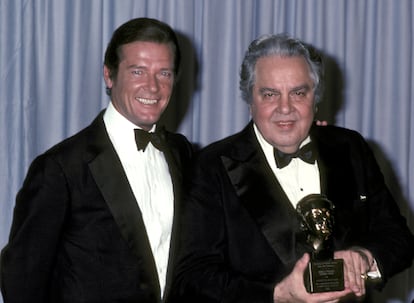 Roger Moore y Albert Broccoli en la gala de los Oscar de 1981.