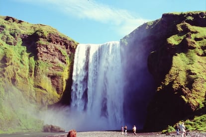 La Skógafoss es una de las cascadas más grande de Islandia y se encuentra al sur del país. Los días soleados, la caída del agua favorece la formación de arco iris en su interior.