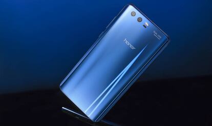 El Honor 9 tiene cuerpo de cristal reflectante y marco metálico.