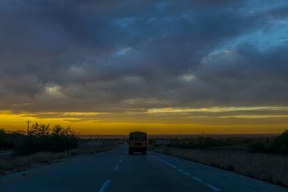 Un autobús donde viajan los migrantes en la carretera de Santa Ana en Sonora.