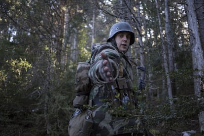 Uno de los integrantes de la patrulla en La Molina, vestido con ropa de camuflaje de la Wehrmacht, anima a sus camaradas a seguirlo en medio del bosque.