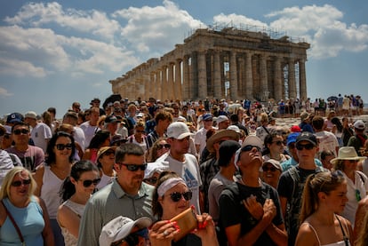 Miles de turistas pasan calor junto al Partenón de Atenas, el 4 de julio. 