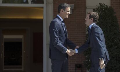 Pedro Sanchez recibe a Pablo Casado en la Moncloa el pasado 2 de agosto.