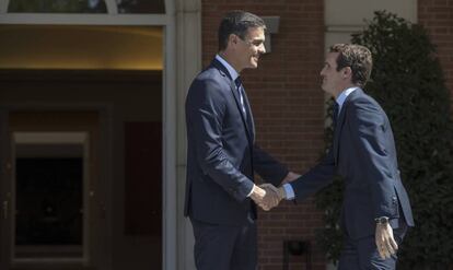 Pedro Sanchez recibe a Pablo Casado en la Moncloa el pasado 2 de agosto. 