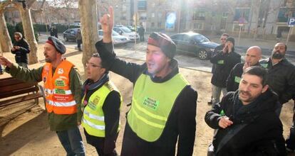Un grupo de Mossos abuchea a ÇPuig a su salida del Ayuntamiento de Salt, Girona.