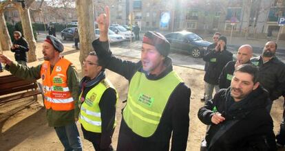 Un grupo de Mossos abuchea a &Ccedil;Puig a su salida del Ayuntamiento de Salt, Girona. 