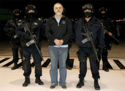El capo del cartel de Tijuana, Eduardo Arellano Félix, junto a dos policías en el aeropuerto de México