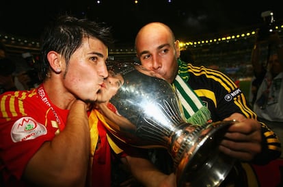 Pepe Reina y David Villa besan el trofeo de campeones de la Eurocopa de 2008 en Austria.