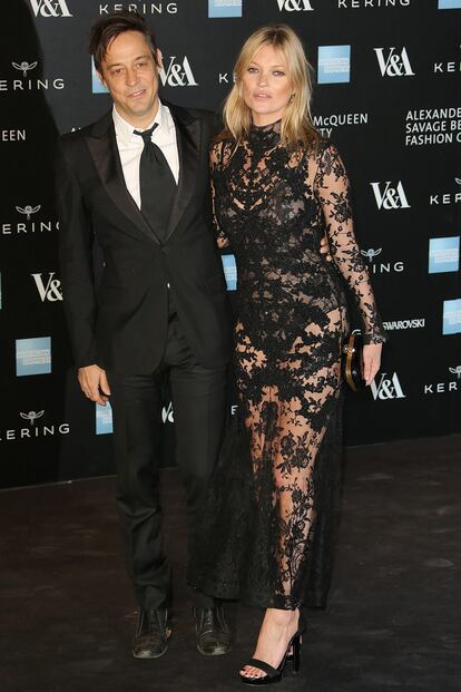 Kate Moss tampoco quiso perderse la fiesta de homenaje McQueen en Londres. La top apostó por el encaje y las transparencias de este vestido negro. En la foto, junto a su marido Jamie Hince.