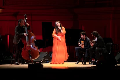 Silvia Pérez Cruz, cantando 'María la Portuguesa', con Javier Colina a la izquierda y Yerai Cortés y Josemi Carmona a la derecha.