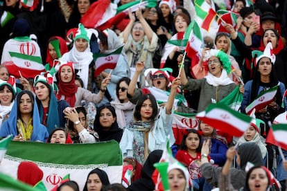 Las mujeres animan al equipo nacional de Irán en el partido contra Camboya, que se saldó con unresultado de 14-0, clasificatorio para la Copa Mundial, en el estadio Azadi en Teherán (Irán), este jueves.