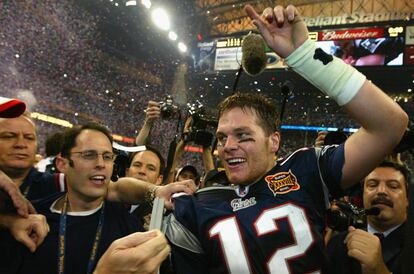 Tom Brady es el primer jugador de 40 años (cumplirá 41 en agosto) que disputa una Super Bowl, la final de la NFL. En la imagen, el jugador tras un partido disputado en Texas en 2004.