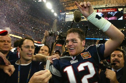 Tom Brady es el primer jugador de 40 años (cumplirá 41 en agosto) que disputa una Super Bowl, la final de la NFL. En la imagen, el jugador tras un partido disputado en Texas en 2004.