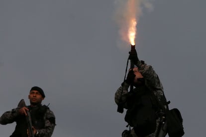 Policial lança bomba de gás contra manifestantes, em Brasília.