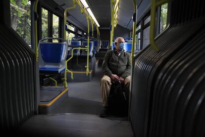 Un usuario con mascarilla, en el interior de un autobús de la EMT de Madrid. La distribución de estos elementos de protección está siendo efectuada por 15.000 efectivos principalmente en los nudos de transporte, municipios y entidades sociales.