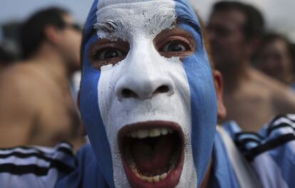 Retrato de un aficionado argentino en la playa de Copacabana antes del encuentro que han disputado Argentina y Suiza en el partido de octavos de final que ha ganado la selección de Messi y Di María.