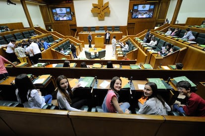 Los jóvenes parlamentarios son alumnos de los colegios Inmaculada Concepción, de Vitoria; Avellaneda Ikastetxea, de Sodupe (Bizkaia) y María Reina, de San Sebastián.