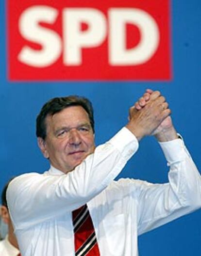 Gerhard Schröder saluda en un acto del SPD, en junio de 2003.
/ EPA