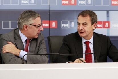 José Blanco y José Luis Rodríguez Zapatero, durante la reunión de la ejecutiva socialista.