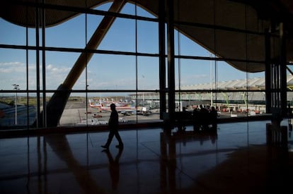 Un hombre pasea por la T4 de Barajas.