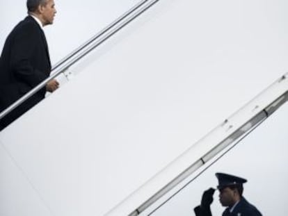 El presidente Obama sube a bordo del Air Force One.