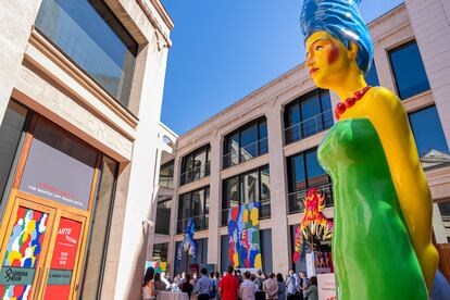 'La escultura' de Juan Carlos Chipe da la bienvenida a la exposición.