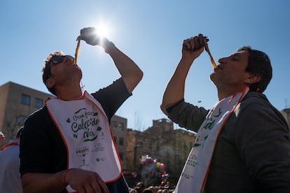 Dos personas tomando ‘calçots’ en la última Gran Festa de la Calçotada de Valls, en enero de 2023.