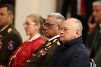 Diosdado Cabello (derecha), escucha a el presidente de Venezuela, Nicolás Maduro, durante una rueda de prensa este lunes en Caracas.