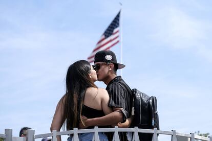 Silvia Guillén, de 19 años, y su novio Joseph Alvarez, de 22, se besan en Universal Studios en Universal City, California, el martes 15 de junio de 2021.