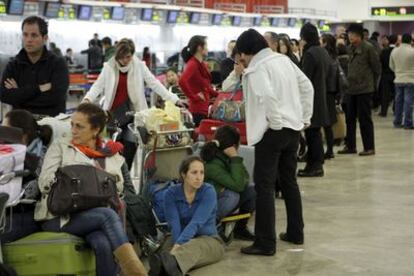 Varias personas junto a la zona de facturación del aeropuerto de Barajas.