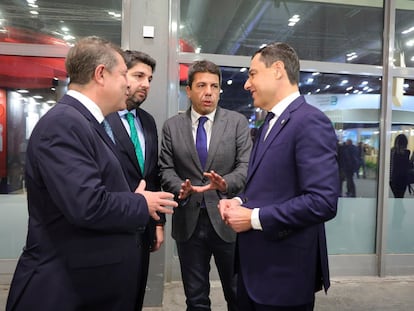 MADRID, 24/01/2024.- Los presidentes de la Generalitat Valenciana, Carlos Mazón (2d); Castilla-La Mancha, Emiliano García-Page (i); Andalucía, Juanma Moreno (d); Murcia, Fernando López Miras (2i), han mantenido un encuentro informal Fitur, en el que han tratado la infrafinanciación y la necesidad de un fondo de nivelación. EFE/Generalitat Valenciana -SOLO USO EDITORIAL/SOLO DISPONIBLE PARA ILUSTRAR LA NOTICIA QUE ACOMPAÑA (CRÉDITO OBLIGATORIO)-
