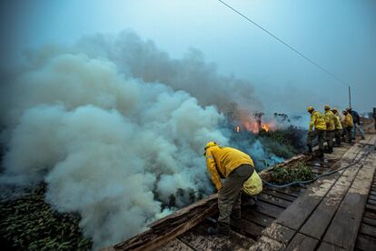 Bomberos y voluntarios en un incendio en la Amazonía brasileña en septiembre.