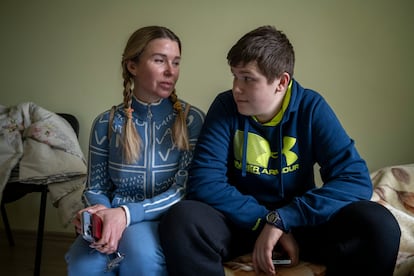 Tania y Saba, de 15 años, en el refugio temporal para ucranianos que huyen de la guerra en Edinet, en el norte de Moldavia, apenas unos días después del inicio de la crisis. “Iba al colegio como habitualmente. Y mi madre me dijo que había empezado la guerra y no me lo creía. Así que lo busqué en Internet y vi los posts del presidente [Zelenski] y me enteré de que sí”, explicaba el chico. 